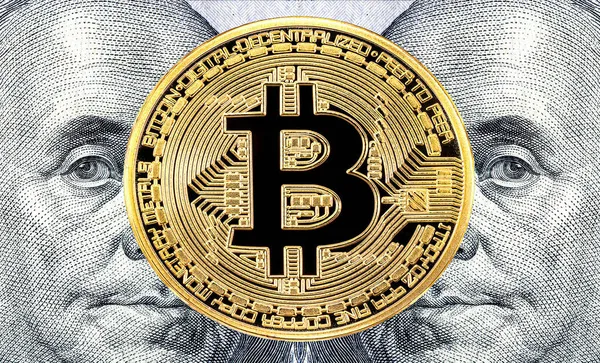 Bitcoin Emas Dan Potret Benjamin Franklin Dari Seratus Dolar Amerika — Stok Foto