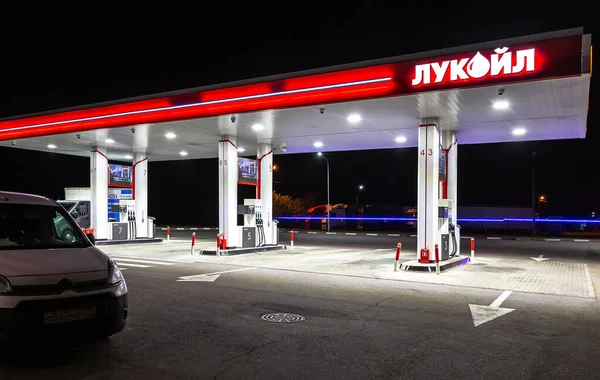 Moskou Rusland September 2021 Tankstation Lukoil Nacht Lukoil Een Van — Stockfoto