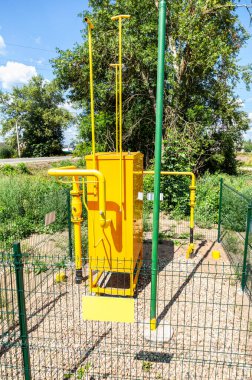 gaz düzenleyici ve dağıtım noktasına yaz güneşli bir gün