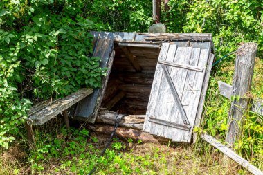 Yazın güneşli bir günde kırsal alanda ahşap su kuyusu