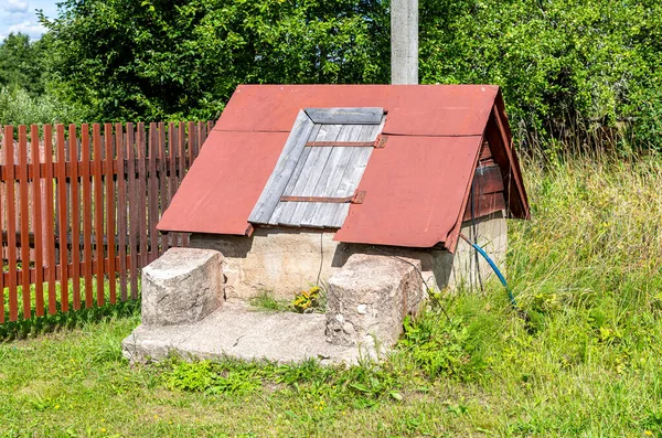 Drewniana Studnia Wsi Letni Słoneczny Dzień — Zdjęcie stockowe