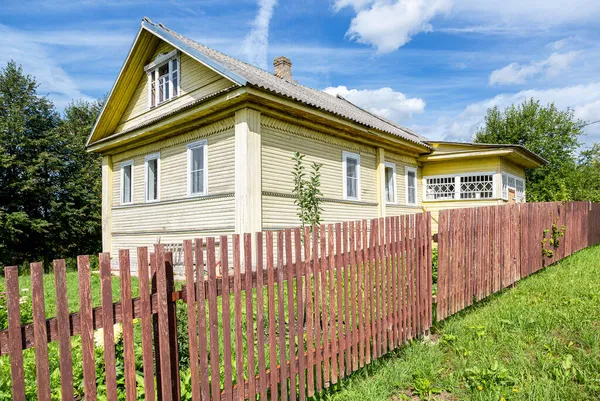 Altes Ländliches Holzhaus Russischen Dorf Einem Sonnigen Sommertag Gebiet Nowgorod — Stockfoto
