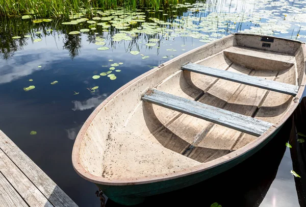 Старая Пластиковая Рыбацкая Лодка Берегу Озера Летом — стоковое фото