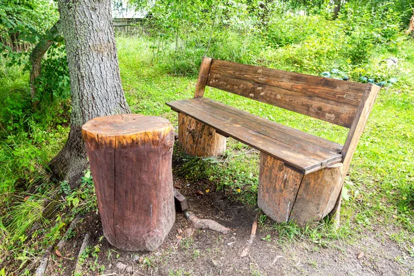 夏季户外手工制作的木制桌椅 — 图库照片