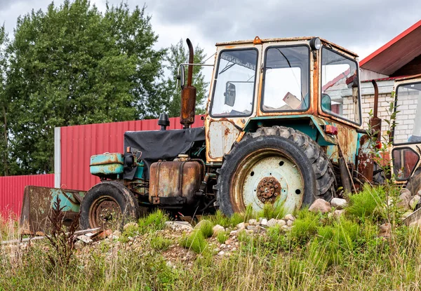 夏に村の古い錆びた車輪付きトラクター — ストック写真