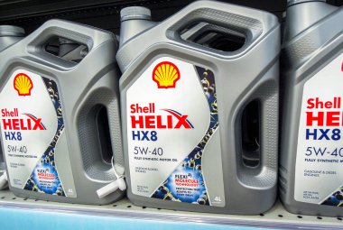 Moskova, Rusya - 19 Ekim 2021: Süpermarketin rafındaki plastik kutularda HX8 motor yağı