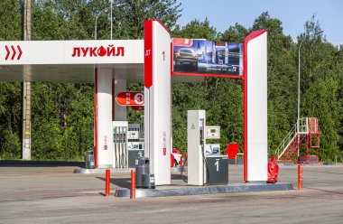 Mordovia, Rusya - 5 Temmuz 2021: Lukoil benzin istasyonu. Lukoil en büyük Rus petrol şirketlerinden biridir.