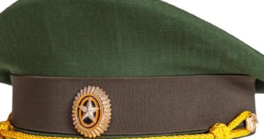 Beyaz arka planda Rus subayının zirvedeki şapkası.