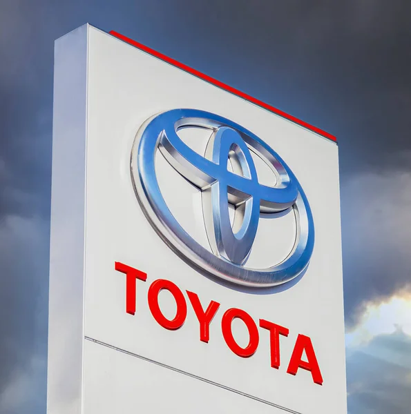 Moscú Rusia Junio 2016 Señal Oficial Toyota Sobre Fondo Azul — Foto de Stock