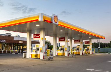 Moskova, Rusya - 5 Temmuz 2021: Shell benzin istasyonu. V-gücü yakıt istasyonu. Royal Dutch Shell, İngiliz-Hollandalı çok uluslu petrol ve doğalgaz şirketi.