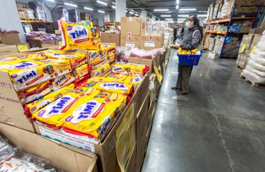 Samara, Rusya - 9 Ekim 2021: Perakende indirimci Mayak 'ın iç kesimi. Rusya 'da gıda, mobilya ve ev eşyaları satan bir mağaza.