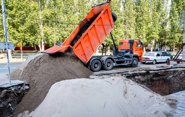 サマラ ロシア 2021年9月29日 市内通りの建設現場でトラックの砂をアンロードダンプ — ストック写真
