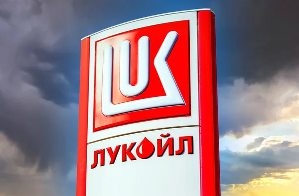 2018年8月10日 俄罗斯圣彼得堡 卢克石油经销商在蓝天下签约 卢克石油是俄罗斯最大的石油公司之一 — 图库照片