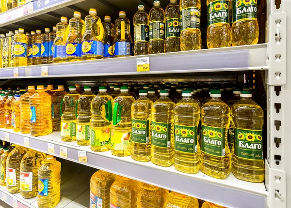 Samara, Rusya - 10 Ekim 2021: Süpermarkette satılmaya hazır ayçiçeği yağı. Arka plan olarak şişelenmiş ayçiçeği yağı
