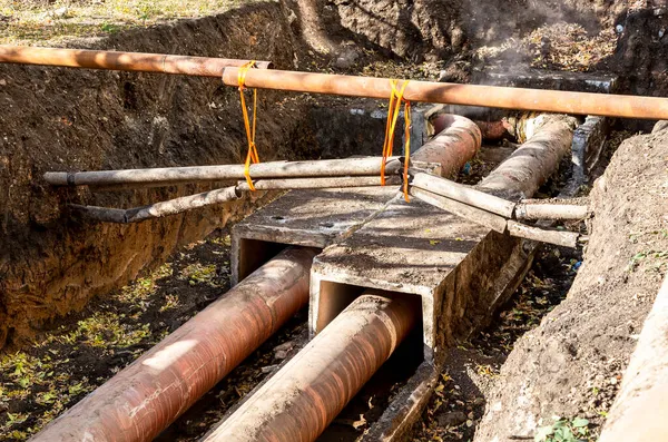 Utbyte Värmeledningar Och Modernisering Värmesystemet Staden Byggnation Stora Järnrör Schaktningsdjup — Stockfoto