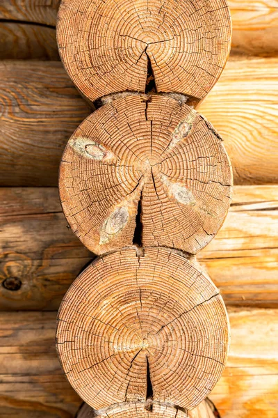 Ecke Des Ländlichen Neuen Holzhauses Aus Baumstämmen — Stockfoto