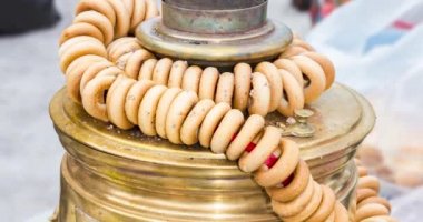 Geleneksel Rus bakır semaverinde leziz simit.