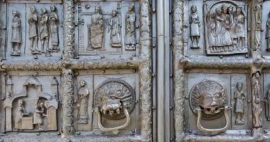 Rusya Veliky Novgorod 'daki Aziz Sophia Katedrali' nin antik Magdeburg Kapıları 'nın detayları. 11521154 yılında Magdeburg 'da yapılmış.