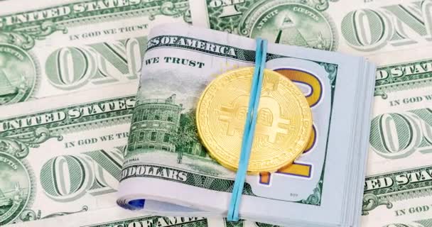 Bitcoin Dollars Américains Pliés Enveloppés Par Une Bande Élastique Sur — Video