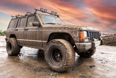 Samara, Rusya - 28 Mayıs 2017: Son derece kirli yolda yağmurda araba kullandıktan sonra off road aracı