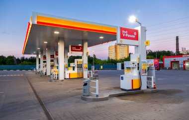 Moskova, Rusya - 5 Temmuz 2021: Akşamları deniz kabuğu benzin istasyonu. V-gücü yakıt istasyonu. Royal Dutch Shell, İngiliz-Hollandalı çok uluslu petrol ve doğalgaz şirketi..