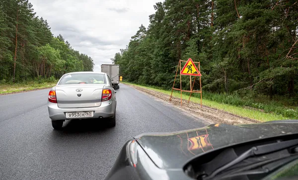 Moskova, Rusya - 5 Temmuz 2021: Trafik sıkışıklığı, yol onarımı 