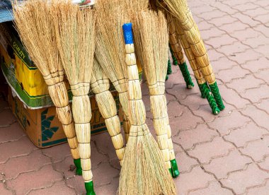 Novgorod, Rusya... 15 Eylül 2021: Sorghum 'dan yapılan süpürgeler yerel pazarda satıldı. Çevre dostu mallar