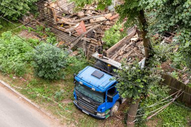 Novgorod, Rusya - 2 Temmuz 2021: Eski ahşap bir evin yıkılması. Yıkılmış eski bir ahşap evin enkazı