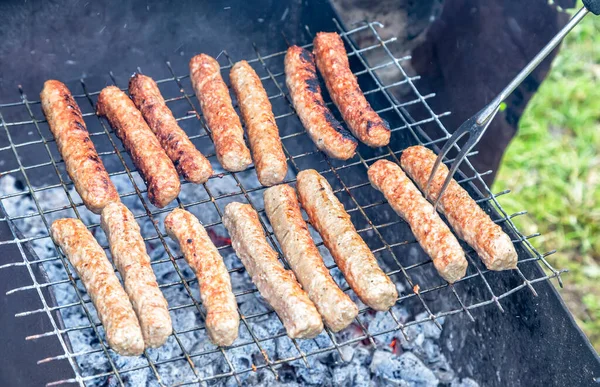 Les Saucisses Grillées Sont Cuites Sur Gril Charbon Bois Extérieur — Photo