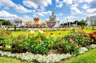 Moskova, Rusya - 8 Temmuz 2019: VDNKh topraklarındaki Halkların Dostluğu çeşmesinin arka planına karşı süslü güller
