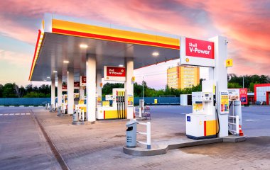 Moskova, Rusya - 5 Temmuz 2021: Akşamları deniz kabuğu benzin istasyonu. V-gücü yakıt istasyonu. Royal Dutch Shell, İngiliz-Hollandalı çok uluslu petrol ve doğalgaz şirketi..