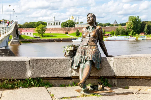 Veliky Novgorod Rusko Srpna 2019 Socha Unavené Turistky Pozadí Řeky — Stock fotografie