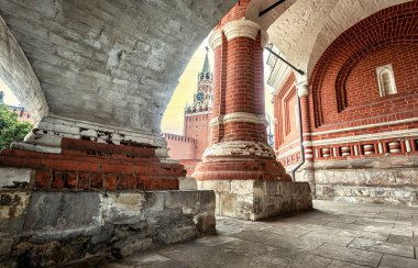 Rus antik mimarisi. Saint Basil Katedrali 'nin (Pokrovsky) kemerinden Moskova Kremlin' in Spasskaya kulesine bakın.