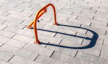 Yoldaki araç parkının geçici olarak kapanmasını önlemek için kaldırımda ekipman var. Mekanik katlama engeli