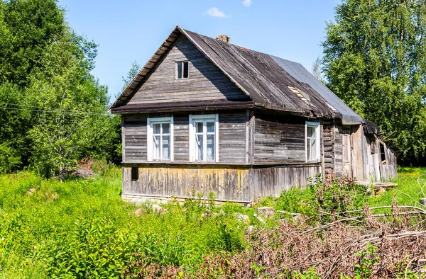 Oude Verlaten Landelijke Houten Huis Russisch Dorp Zomer Zonnige Dag — Stockfoto