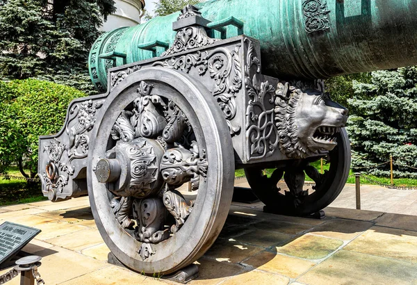 モスクワの古代最大の大砲クレムリン ツァル大砲 モスクワ ロシア ツァルプシュカ ツァルプシュカ またはカノン王は モスクワの主要な歴史的建造物の一つである 天正14年鋳造 — ストック写真