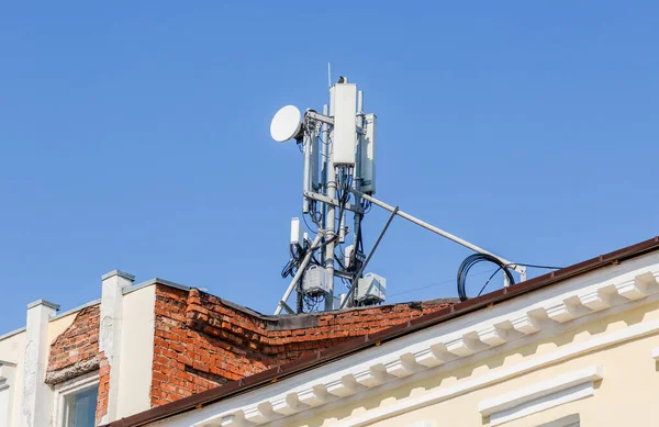 Binanın Çatısında Antenleri Olan Cep Telefonu Için Telekomünikasyon Kulesi — Stok fotoğraf