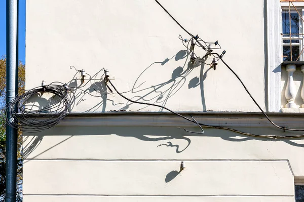 Eski Binanın Duvarında Elektrik Yüksek Gerilim Kabloları Var — Stok fotoğraf
