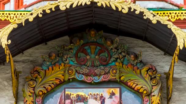 立面图标1561年 在俄罗斯莫斯科的保护层大教堂 圣巴西尔教堂 墙上挂着上帝最神圣的母亲的保护面纱 中间插上了巴西尔和约翰的祝福 — 图库视频影像