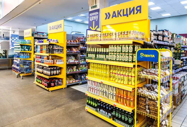 ノヴゴロド ロシア 2021年8月30日 レンタ店で販売準備ができてクールな新鮮なビール缶 ロシア語のテキスト 店舗でのプロモーション — ストック写真