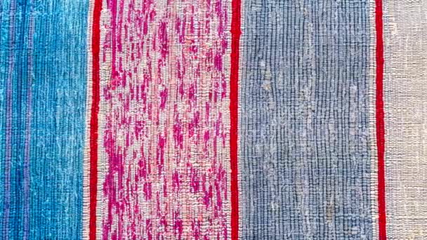 老式的自制门垫 以布条为背景 不同面料的自制地毯纹理 — 图库视频影像