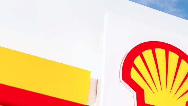 Moscú Rusia Diciembre 2021 Placa Gasolinera Shell Contra Cielo Azul — Vídeos de Stock