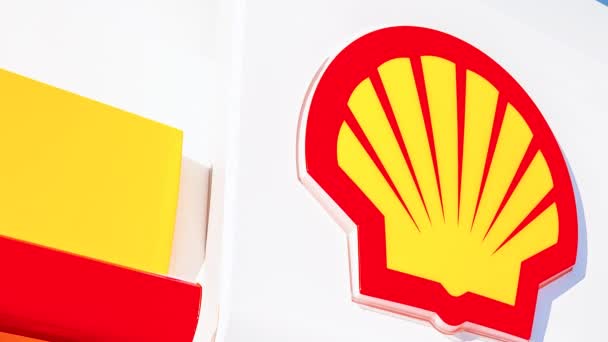 Moscou Rússia Dezembro 2021 Shell Tabuleta Posto Gasolina Contra Céu — Vídeo de Stock
