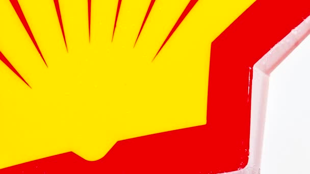 Moscou Rússia Dezembro 2021 Shell Tabuleta Posto Gasolina Contra Céu — Vídeo de Stock