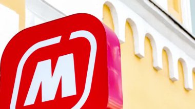 Moskova, Rusya - 7 Temmuz 2019: Rusya'nın en büyük perakendecisi Magnit mağazasının logosu