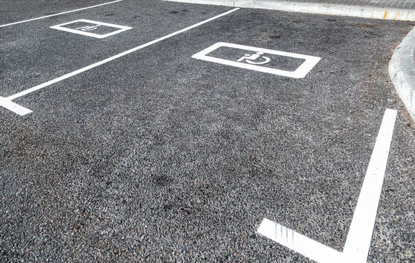 Parkeerplaatsen Met Borden Voor Gehandicapten Gehandicapten Markeringslijnen Asfalt — Stockfoto