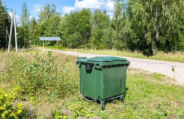 Grüner Plastikmüllcontainer Sonnigen Tagen Freien — Stockfoto