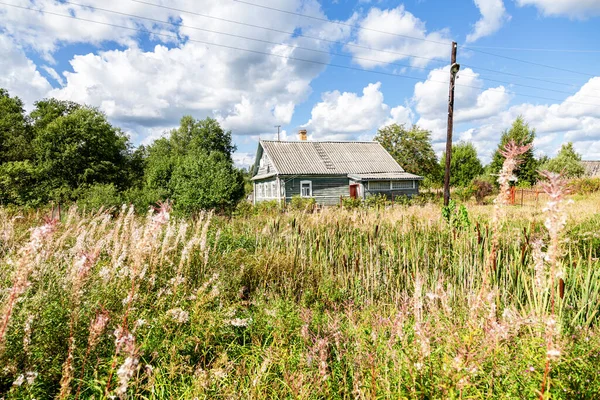 Casa Rural Madera Pueblo Ruso Verano Día Soleado Paisaje Rural — Foto de Stock