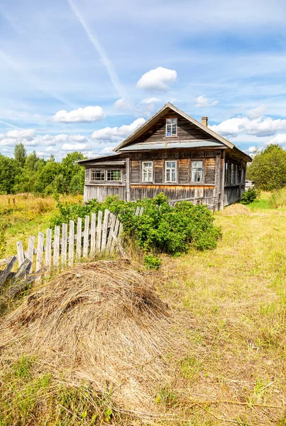 Casa Madera Rural Abandonada Pueblo Ruso Verano Día Soleado Paisaje — Foto de Stock