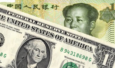 Çin 1 yuan banknot ve bir Amerikan doları. Ticaret savaşı ve ekonomik vergi bariyerini kabul et